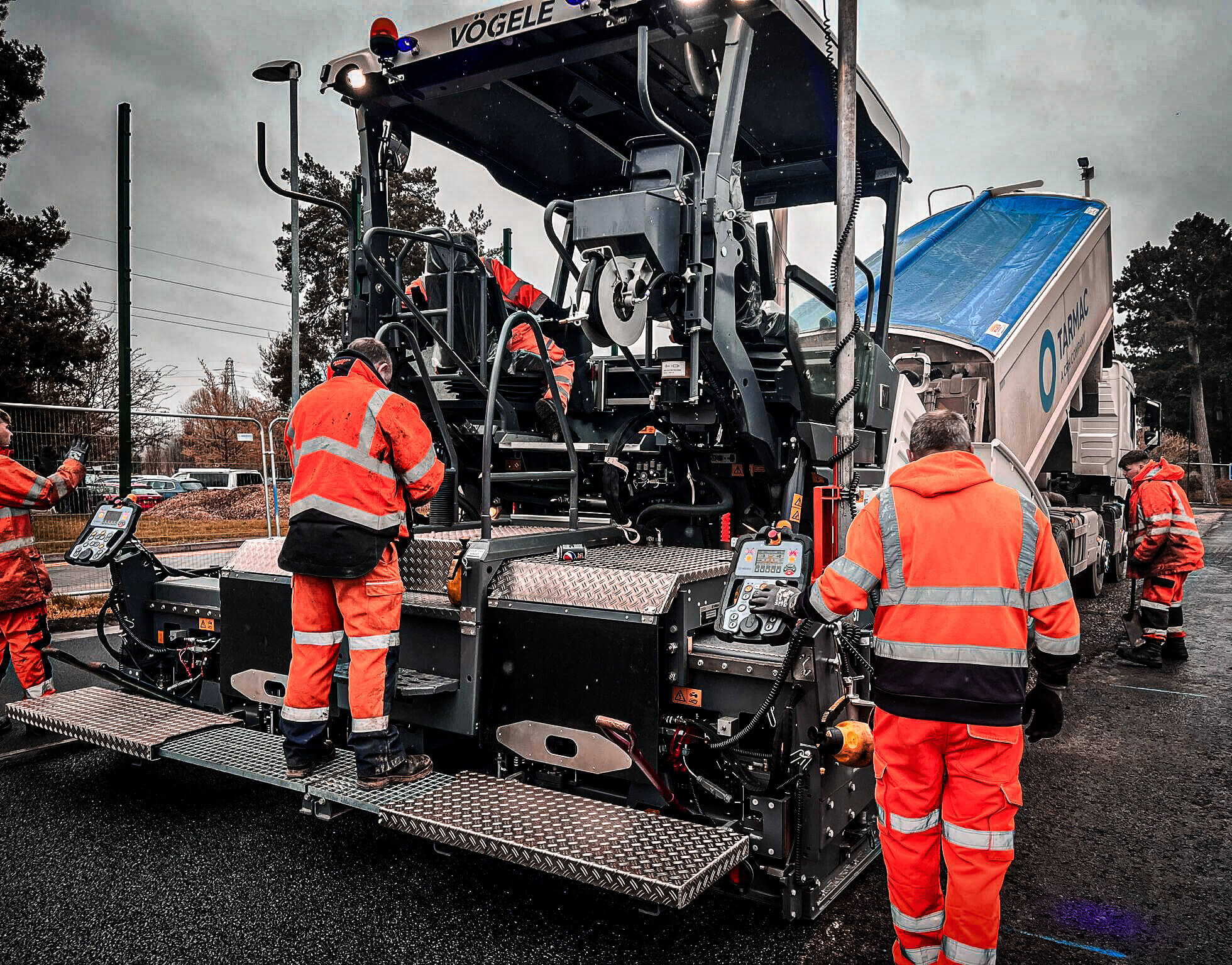 Uploading Vogele Super 1600-3i Tarmac paver on the track