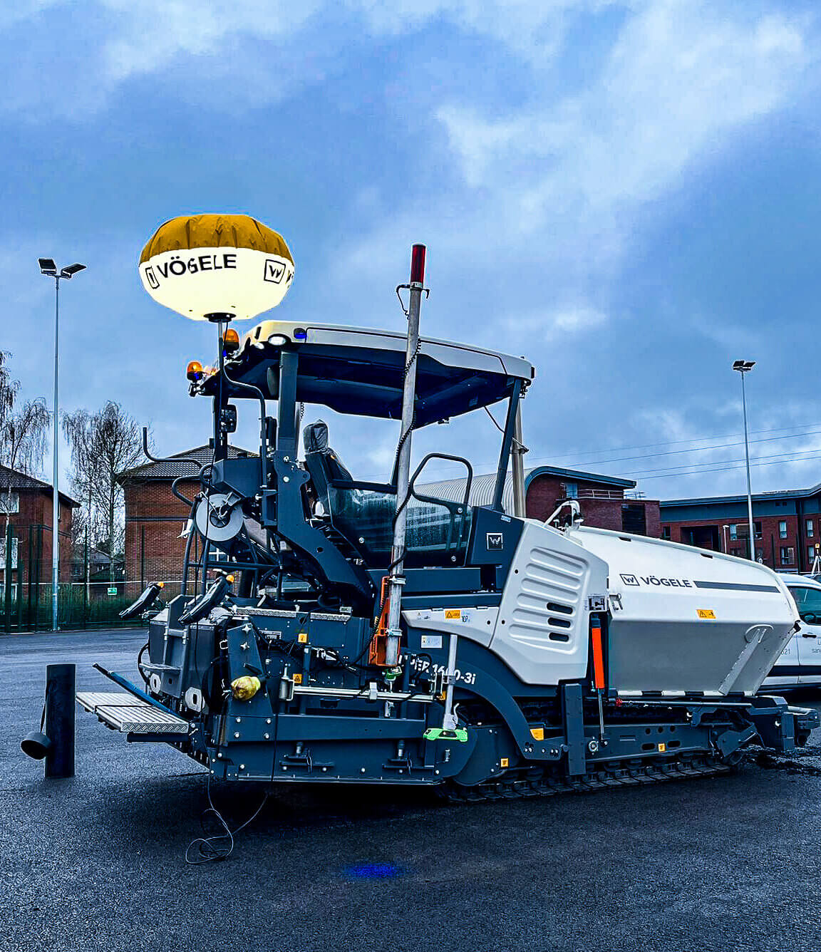 Uploading Vogele Super 1600-3i Tarmac paver on the road